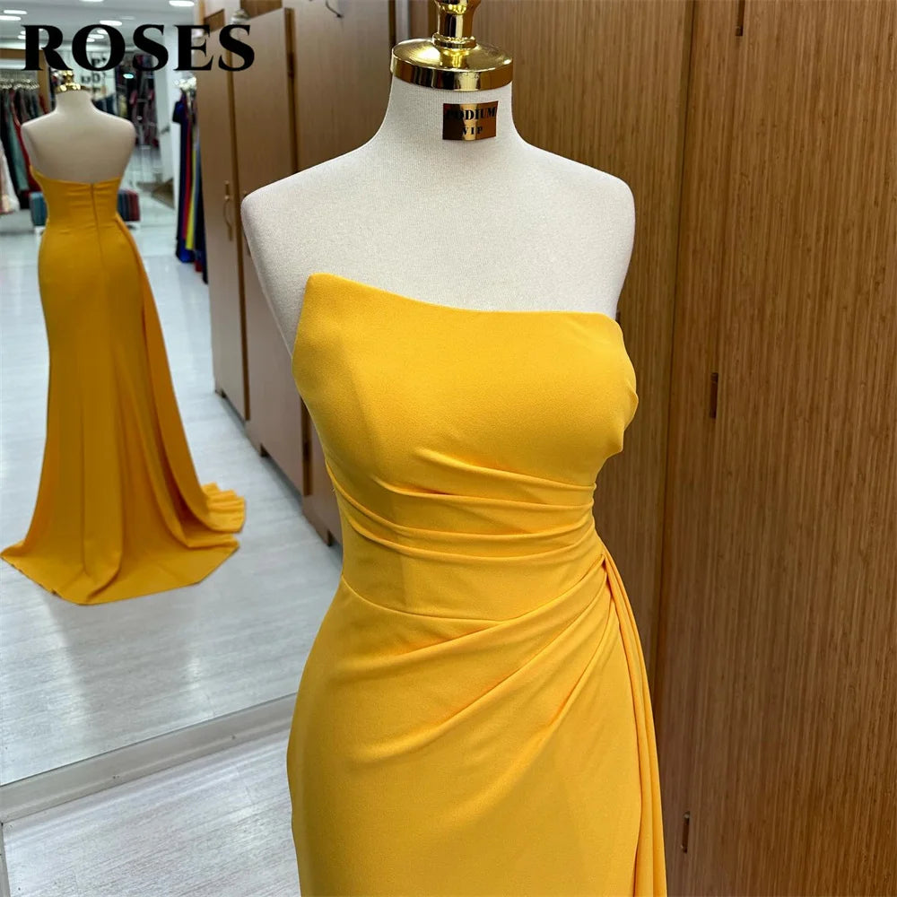 ROSES Simple Yellow Prom Dress Strapless Sleeveless Evening Dress With Pleats Mermaid Satin Party Dress Side Split فساتين السهرة